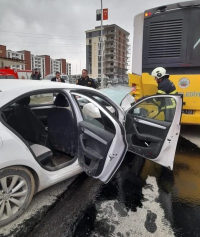 Siirt'te belediye otob&uuml;s&uuml;ne arkadan &ccedil;arpan otomobildeki 3 kişi yaralandı