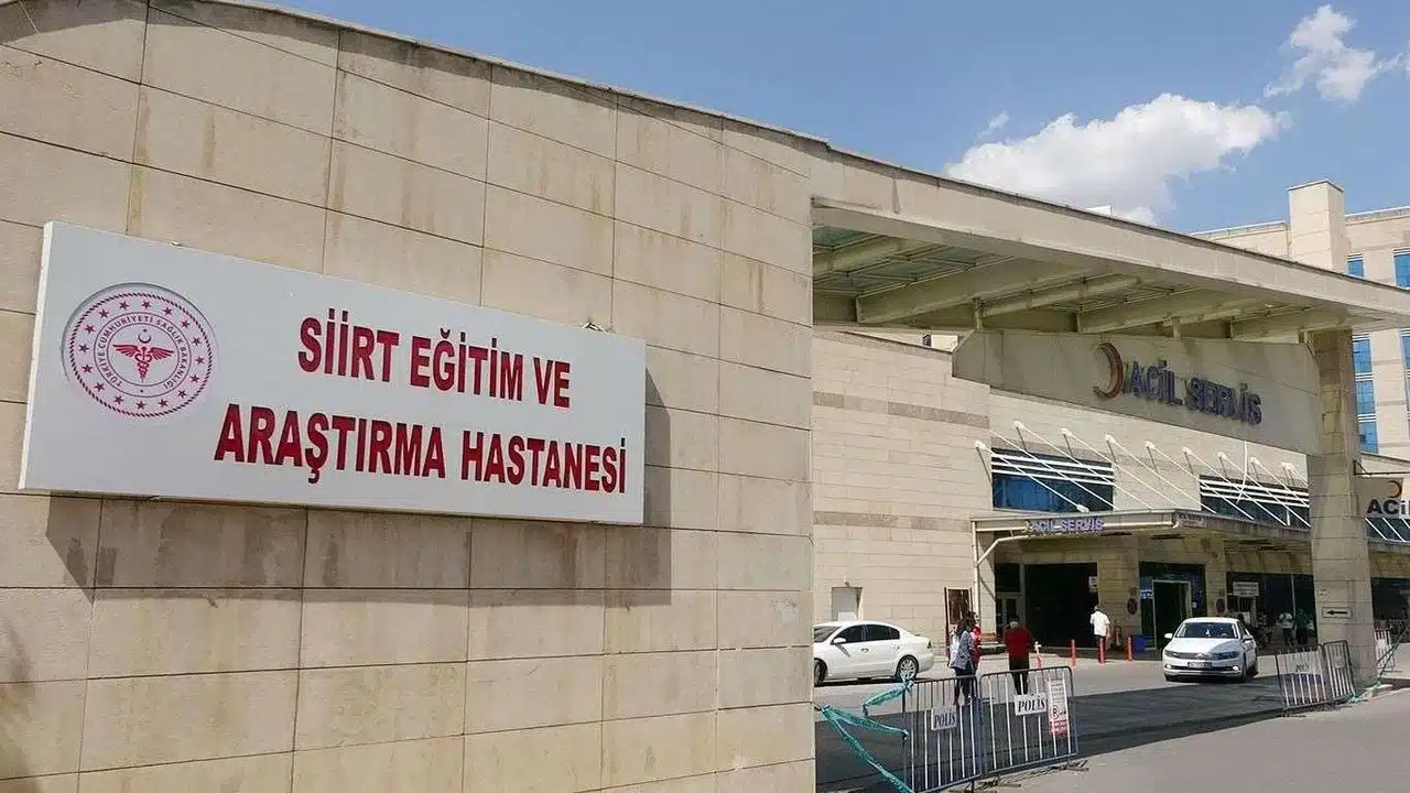 Siirt'te 5 Katlı Binanın Damından D&uuml;şen 15 Yaşındaki Kız &Ccedil;ocuğu Ağır Yaralandı