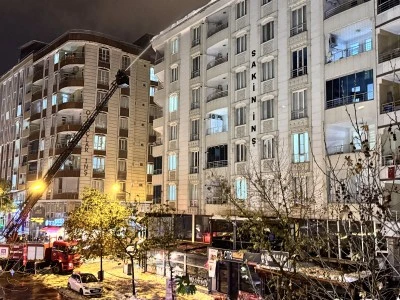 Siirt'te bir kafenin &ccedil;atısına kar k&uuml;tlelerinin d&uuml;şmesi cep telefonu kamerasıyla kaydedildi