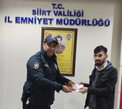 Siirt'te bir vatandaş ATM'de unutulan para ve kartı polise teslim etti