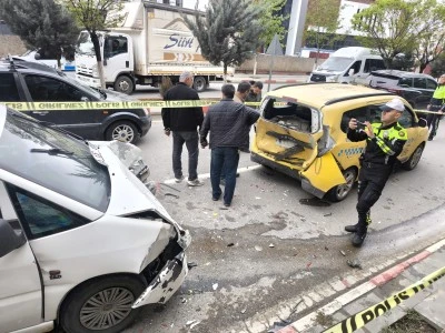 Siirt'te Adliye Kavşağında Kaza: 2 Yaralı