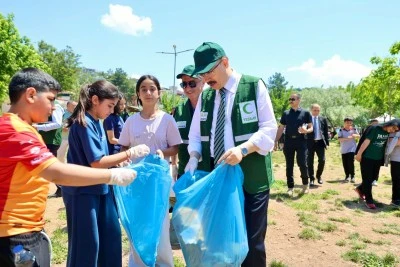 Siirt'te &Ccedil;evre Haftası Etkinliği: Vali Kızılkaya &Ouml;ğrencilerle &Ccedil;evre Temizliği Yaptı