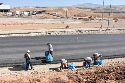 Siirt'te &ccedil;evre yolundaki atıklar tek tek toplandı