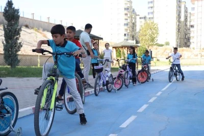 Siirt’te çocuklar trafik kurallarını eğlenerek öğreniyor