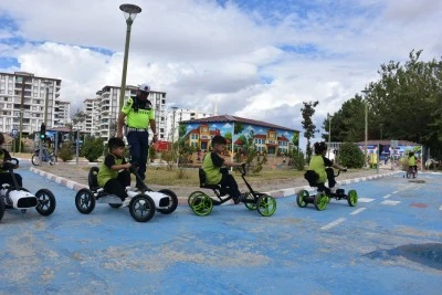 Siirt&rsquo;te &ccedil;ocuklara trafik g&uuml;venliği eğitimi verildi