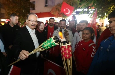 Siirt'te Cumhuriyet'in 102. yıl dönümü fener alayı ile kutlandı