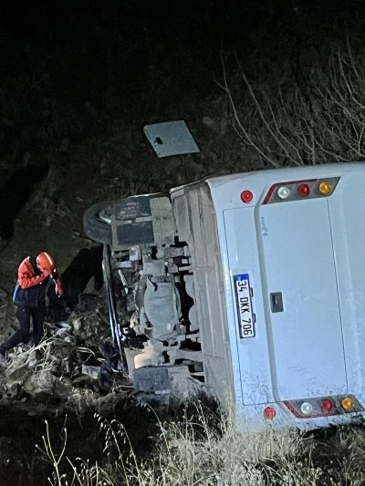 Siirt'te devrilen midibüsteki 15 işçi yaralandı