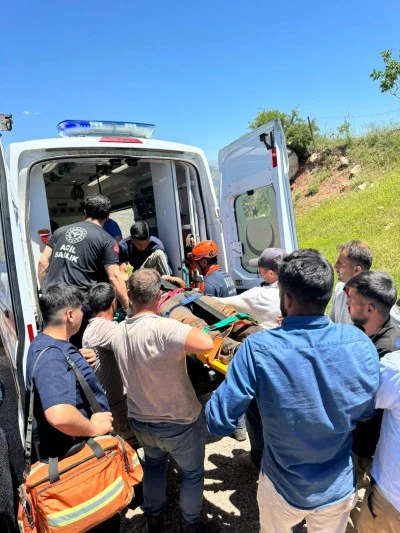 Siirt'te devrilen trakt&ouml;rde yaralanan gen&ccedil; hastaneye kaldırıldı