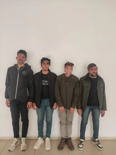 Siirt'te durdurulan minibüste sahte pasaportla 4 düzensiz göçmen yakalandı