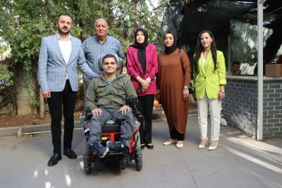 Siirt'te engelli gence merdiven çıkabilen tekerlekli sandalye hediye edildi