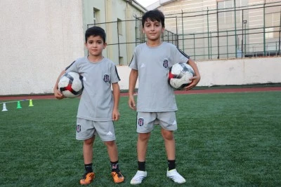 Siirt'te eski futbolcu babalarının antren&ouml;rl&uuml;ğ&uuml;nde yetişen kardeşlerin Beşiktaş hayali