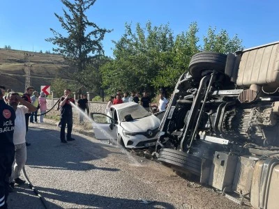 Siirt'te feci kaza! Tır ile Otomobil &Ccedil;arpıştı 5 Yaralı