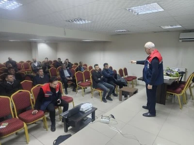 Siirt&rsquo;te Fıstık &Uuml;reticilerine G&uuml;breleme ve Budama Eğitimi