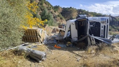 Siirt’te güneş paneli yüklü tır devrildi: 1 yaralı