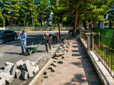 Siirt'te Hangi Caddelerde &Ccedil;alışma Var? Belediye Yol ve Kaldırım D&uuml;zenlemelerini S&uuml;rd&uuml;r&uuml;yor
