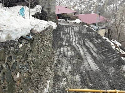 Siirt'te heyelan nedeniyle kapanan k&ouml;y yolları ulaşıma a&ccedil;ıldı