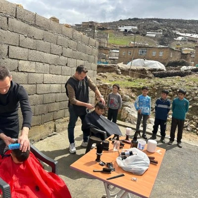 Siirt&rsquo;te Jandarma Ekiplerinden K&ouml;y &Ccedil;ocuklarına Tıraş Hizmeti