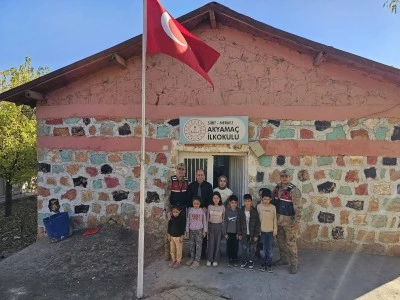 Siirt'te jandarma ekiplerinden &quot;Öğretmenler Günü&quot; kutlaması