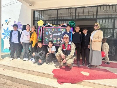 Siirt’te jandarmadan köy okulu öğrencilerine 23 Nisan sürprizi