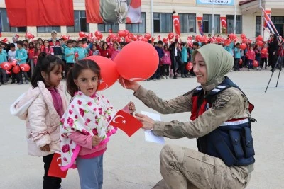 Siirt&rsquo;te Jandarmadan Milli Aile Haftasında &Ccedil;ocuk ve Velilere Farkındalık Eğitimi