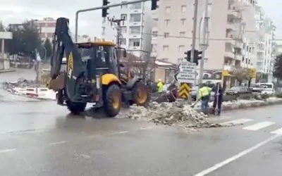 Siirt&rsquo;te Kar K&uuml;reme ve Temizleme &Ccedil;alışmaları S&uuml;r&uuml;yor