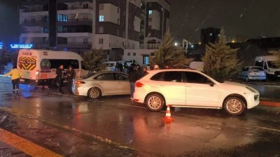 Siirt'te kar nedeniyle 7 aracın karıştığı zincirleme trafik kazasında 1 kişi yaralandı