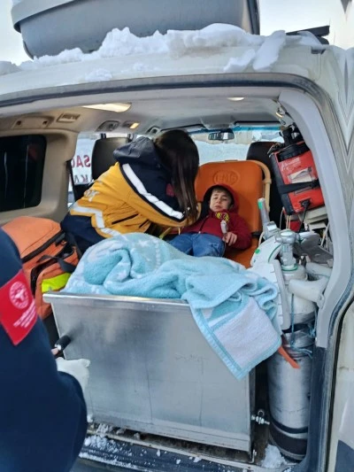 Siirt'te kar nedeniyle yolu kapanan 2 k&ouml;ydeki hasta ekiplerce hastaneye ulaştırıldı