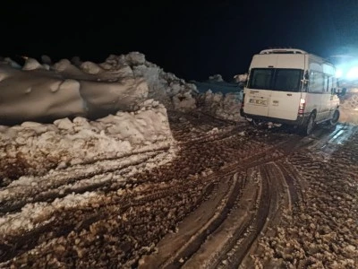 Siirt&rsquo;te Kar ve Heyelan Nedeniyle 15 Ara&ccedil; Mahsur Kaldı