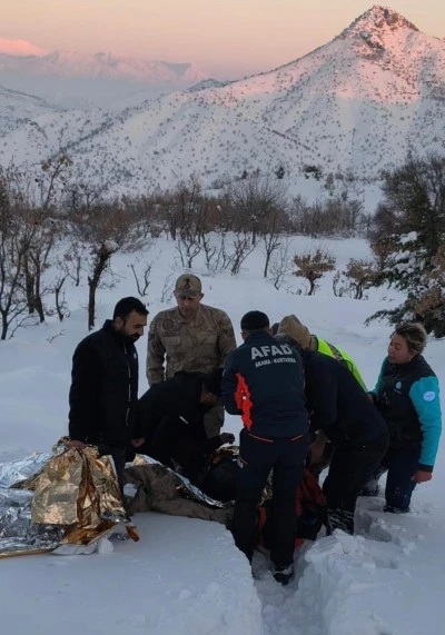 Siirt'te kar yağışı nedeniyle mahsur kalan iş&ccedil;i kurtarıldı