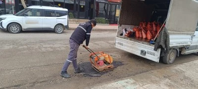 Siirt&rsquo;te Kar Yağışı Sonrası Deforme Olan Yollar Onarılıyor