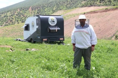 Siirt'te Karavanla Yayla Yayla Gezip Bal &Uuml;retiyorlar