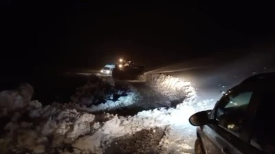 Siirt'te karda mahsur kalan 10 ara&ccedil;taki 78 kişi kurtarıldı