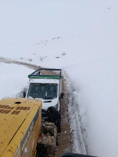 Siirt'te karda mahsur kalan 8 ara&ccedil; kurtarıldı