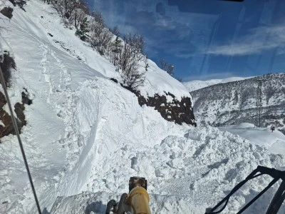 Siirt'te kardan kapanan 92 yerleşim yerinin yolu ulaşıma a&ccedil;ıldı