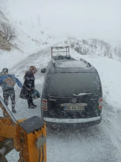 Siirt'te kardan yolu kapanan 2 k&ouml;ydeki hastalar ekipler tarafından hastaneye ulaştırıldı