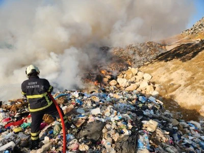 Siirt'te katı atık sahasında &ccedil;ıkan yangın s&ouml;nd&uuml;r&uuml;ld&uuml;