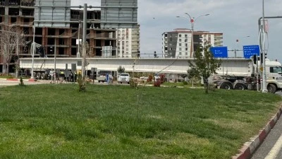Siirt&rsquo;te Kavşakta Sıkışan Dev Kiriş Trafiği Fel&ccedil; Etti