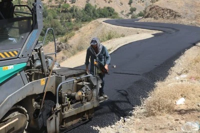 Siirt’te kavurucu sıcakta yol mesaisi