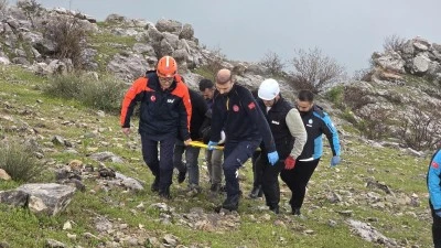 Siirt'te kayalıklardan d&uuml;şerek yaralanan kişi kurtarıldı