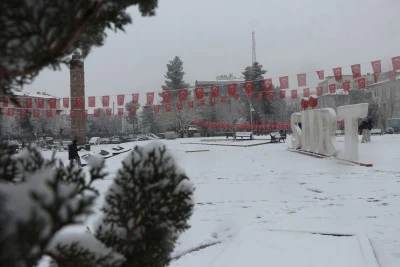 Siirt'te kent merkezine mevsimin ilk karı yağdı