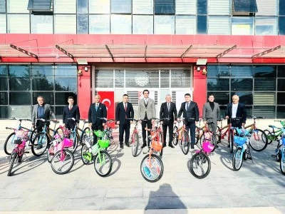 Siirt&rsquo;te Kitap Okuyan &Ouml;ğrencilere Bisiklet &Ouml;d&uuml;l&uuml;