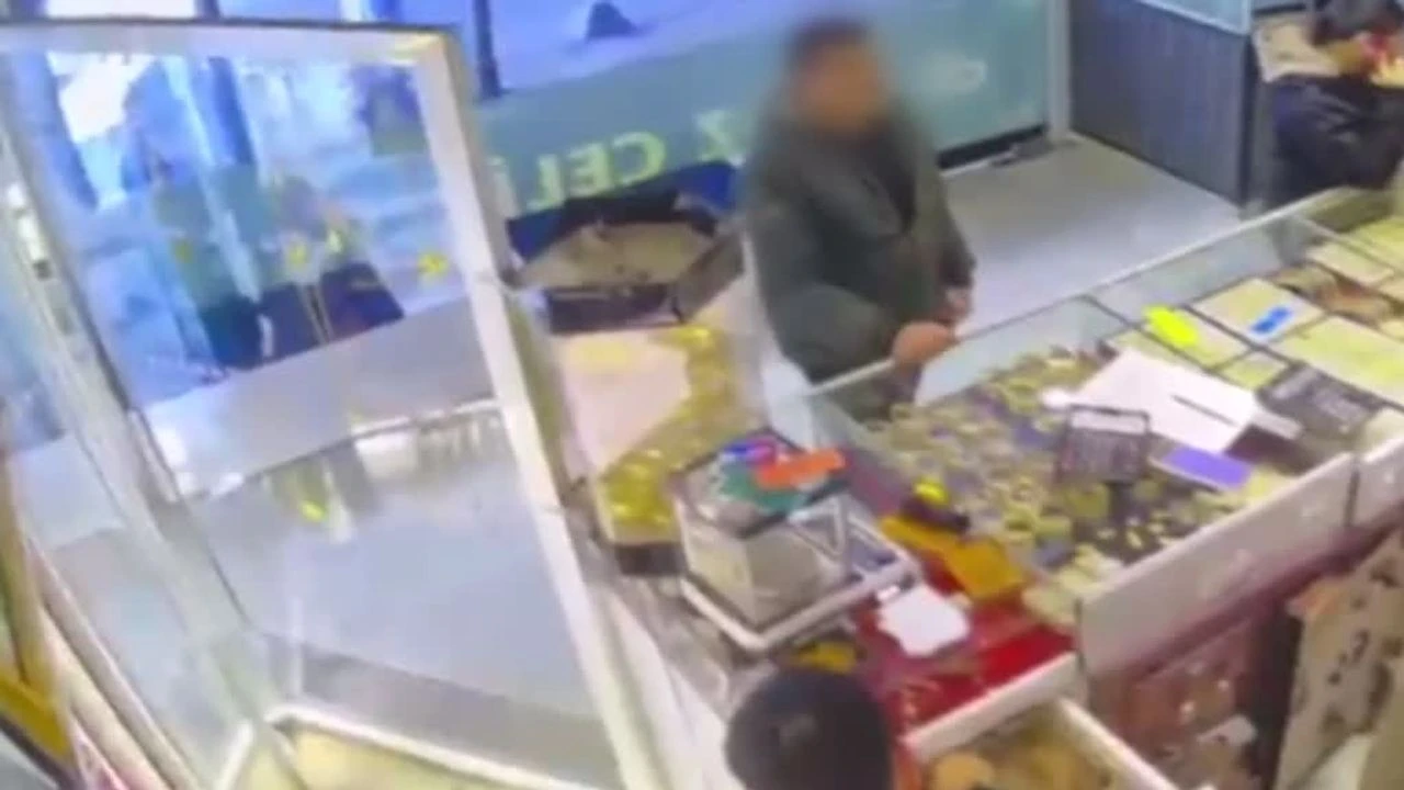 Siirt'te komşusunu &ouml;ld&uuml;rd&uuml;ğ&uuml;n&uuml; itiraf eden zanlının &ccedil;aldığı bilezikleri satma anı kamerada