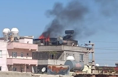 Siirt'te Korkutan Yangın! 3 Katlı Binanın Çatı Katı Alevlere Teslim Oldu