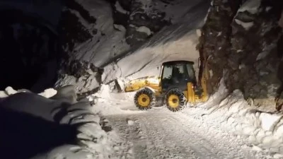 Siirt&rsquo;te K&ouml;y Yoluna D&uuml;şen &Ccedil;ığ Ekipleri Seferber Etti