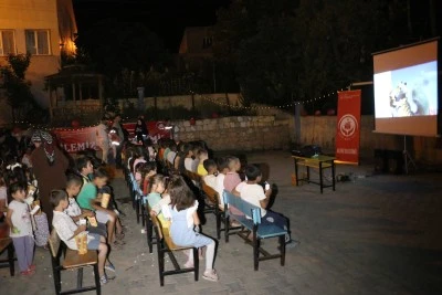Siirt'te köylerdeki aileler yıldızların altında sinema ile buluşturuluyor