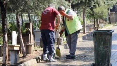 Siirt&rsquo;te Kurban Bayramı &Ouml;ncesi Mezarlıklarda Yoğun Temizlik Mesaisi