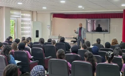Siirt'te lise &ouml;ğrencilerine y&ouml;nelik konferansı d&uuml;zenlendi