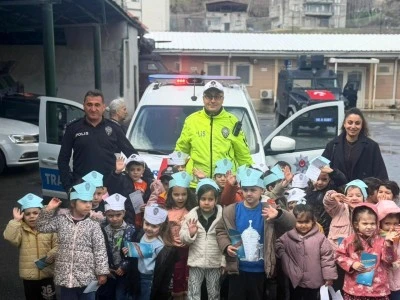 Siirt&rsquo;te Minik &Ouml;ğrencilerden Polise Ziyaret