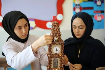 Siirt'te &ouml;ğrenciler atık fıstık kabuklarıyla simge eserlerin maketini tasarladı