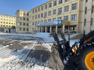Siirt&rsquo;te Okul Bah&ccedil;elerinde Kar ve Buz Temizliği